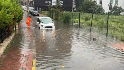 İstanbul Şişli’de etkili olan sağanak yağışın ardından yolda su birikintileri