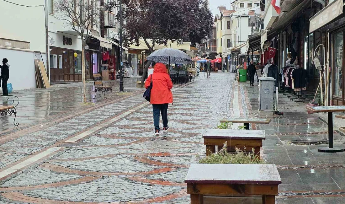 Edirne’de beklenen sonbahar yağmurları etkisini göstermeye başladı. Kentte etkili olan