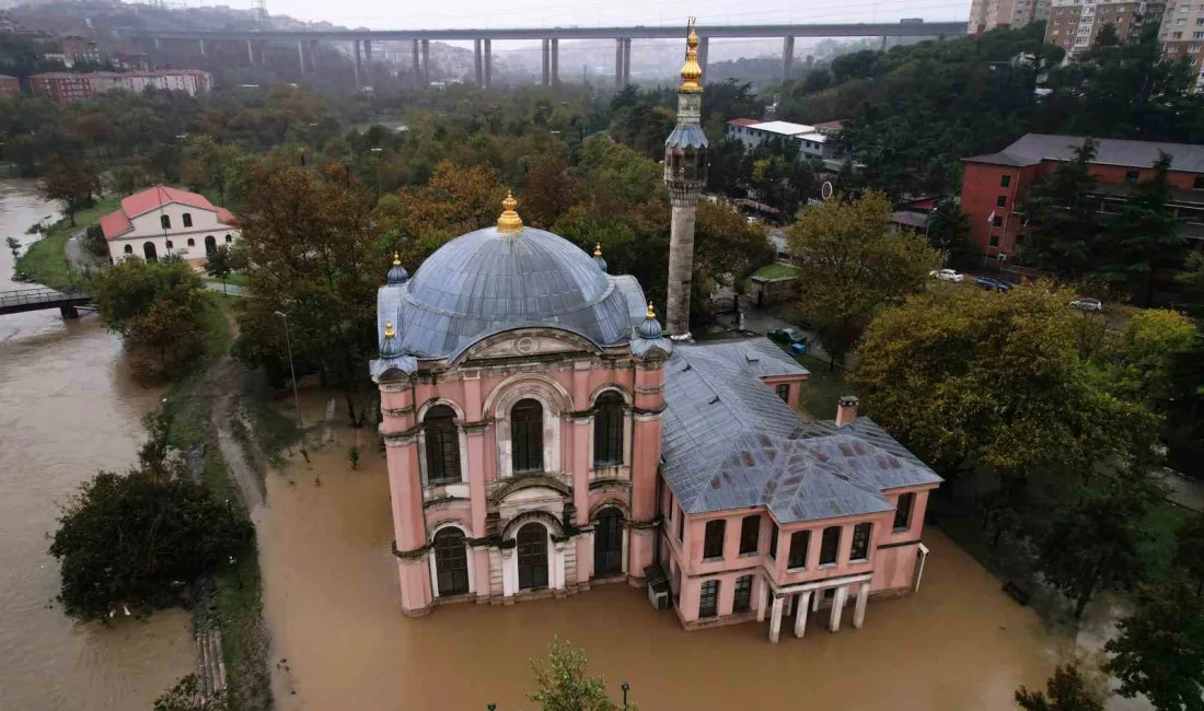 Şiddetli yağış nedeniyle Kağıthane Deresi taşarken tarihi Sadabad Camii ve