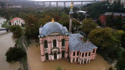 Şiddetli yağış nedeniyle Kağıthane Deresi taşarken tarihi Sadabad Camii ve