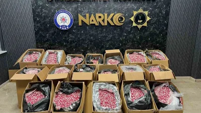 Sultanbeyli’de narkotik ekiplerinin bir araca düzenlediği operasyonda, 18 koli içerisinde