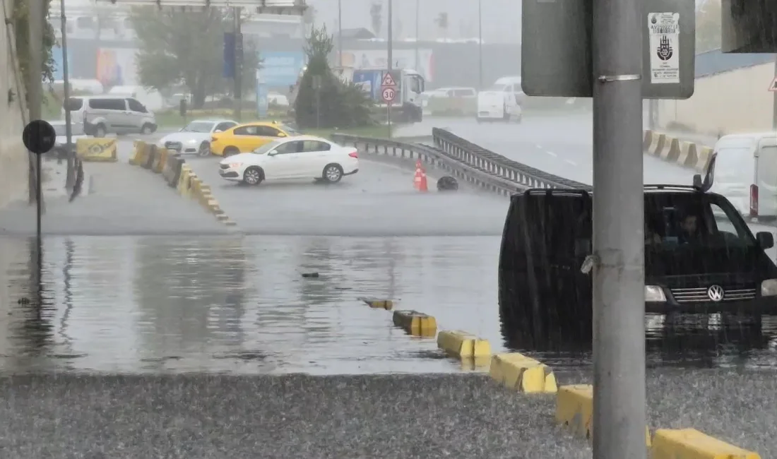 Sultangazi’de alt geçidi su bastı. Alt geçit trafiğe kapanırken, araçlar