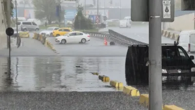 Sultangazi’de alt geçidi su bastı. Alt geçit trafiğe kapanırken, araçlar