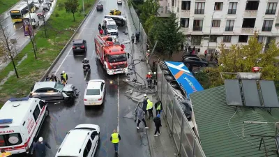 Sultangazi ilçesinde kargo firması tırı, kontrolden çıkarak karşı şeride geçip