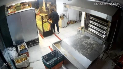 İstanbul Sultangazi’de müşteri gibi girdiği fırında çalışan personelin dalgınlığından yararlanan