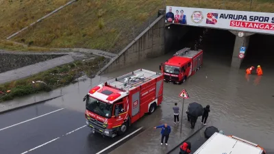 İstanbul Sultangazi’de su basan İBB sorumluluğundaki alt geçitte mahsur kalan