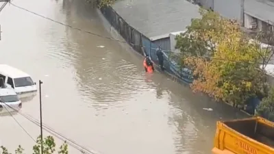 İstanbul’un Sultangazi ilçesinde sele dönen yoldan geçemeyen iki öğrenci, duvara