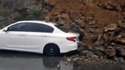 İstanbul Sultangazi’de yağmurun etkisiyle duvar bir otomobilin üzerine çöktü. Duvarın