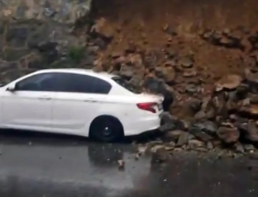 İstanbul Sultangazi’de yağmurun etkisiyle duvar bir otomobilin üzerine çöktü. Duvarın