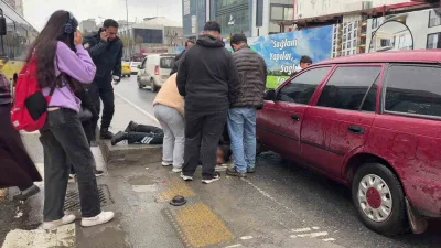 Sultangazi ilçesinde İETT otobüsünden indikten sonra yaya geçidinden yolun karşısına
