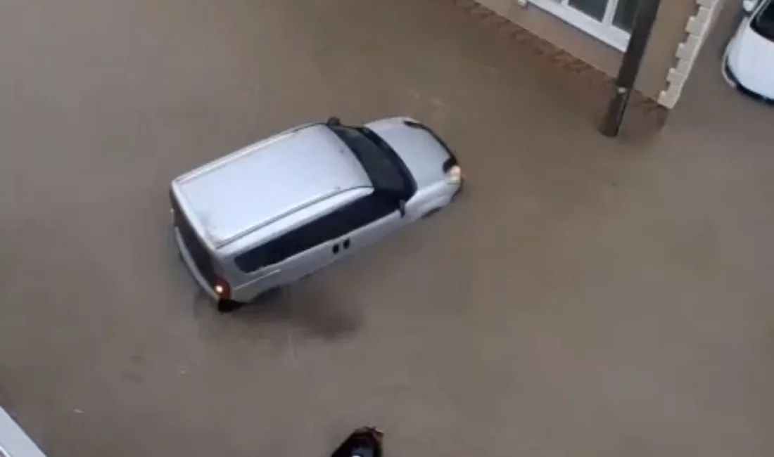 Balıkesir’in Susurluk ilçesinde aniden bastıran sağanak yağış vatandaşları hazırlıksız yakalarken,