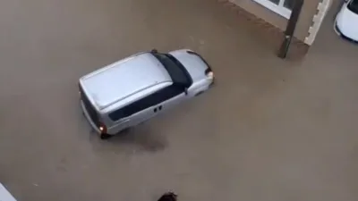 Balıkesir’in Susurluk ilçesinde aniden bastıran sağanak yağış vatandaşları hazırlıksız yakalarken,