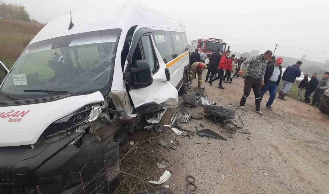Balıkesir’in Susurluk ilçesinde işçi servisi ile ticari aracın kafa kafaya