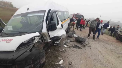 Balıkesir’in Susurluk ilçesinde işçi servisi ile ticari aracın kafa kafaya