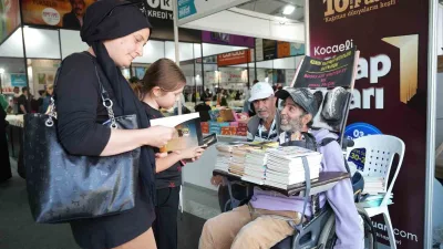 Bilgisayarını tek parmağıyla kullanarak 27 kitap yazan yüzde 98 engelli