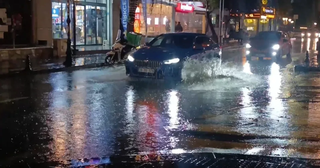 Meteoroloji Genel Müdürlüğünün uyarılarının ardından Tekirdağ’da öğleden sonra başlayan şiddetli
