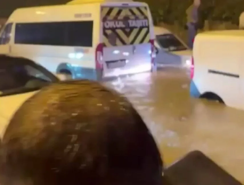 İstanbul Ümraniye’de etkili olan sağanak yağış nedeniyle Nevzat Demir Tesisleri