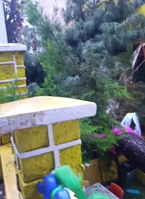 İstanbul’da etkili olan sağanak yağış ve fırtınanın ardından Üsküdar’da bir