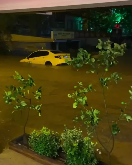 Yalova’nın Armutlu ilçesinde sağanak yağış etkili oluyor. Yağış nedeniyle dereler