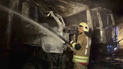 Edirne’de bir kamyonda çıkan yangının sıçraması sonucu üç kamyon alev