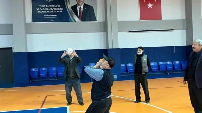 Bilecik’in Pazaryeri ilçesinde yıllara meydan okuyan sporcular sahaya çıktı. Amatör