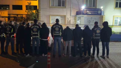 Zeytinburnu’nda trafikte kavga eden sürücüler polis ekipleri tarafından yakalandı. 8